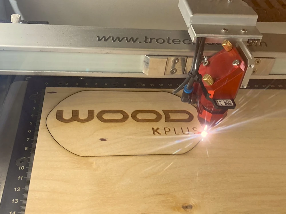 Lasergravur einer Holzoberfläche