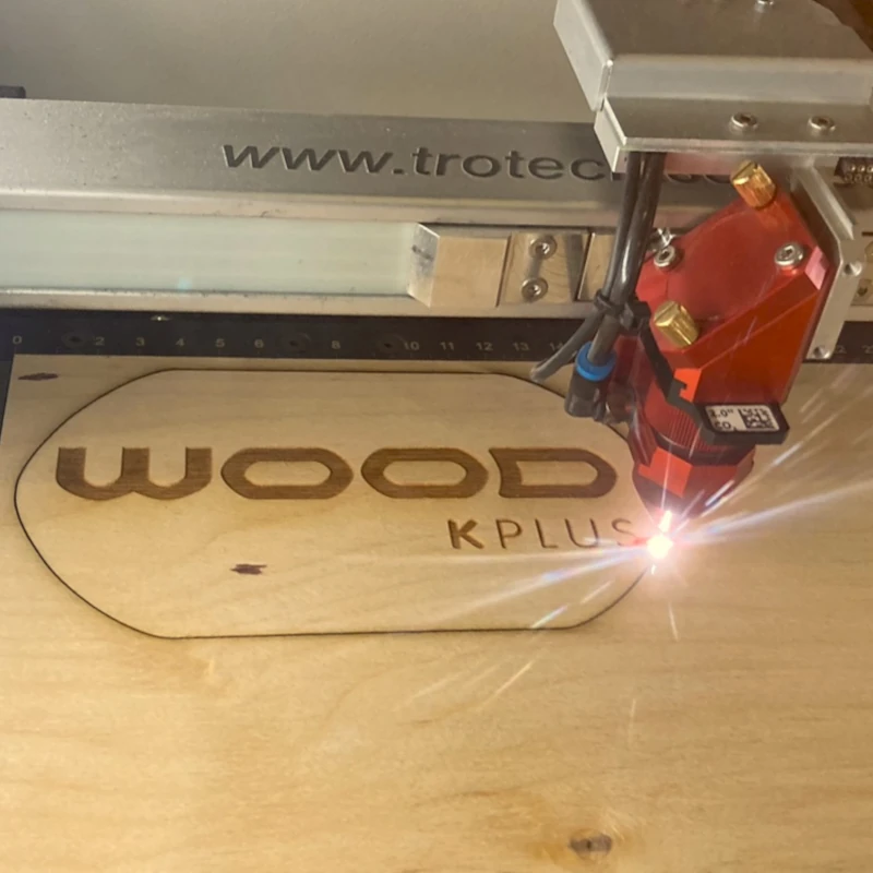 Lasergravur einer Holzoberfläche