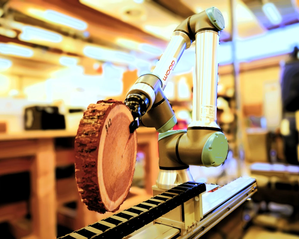 Cobot mit Fingergreifer bei der Arbeit