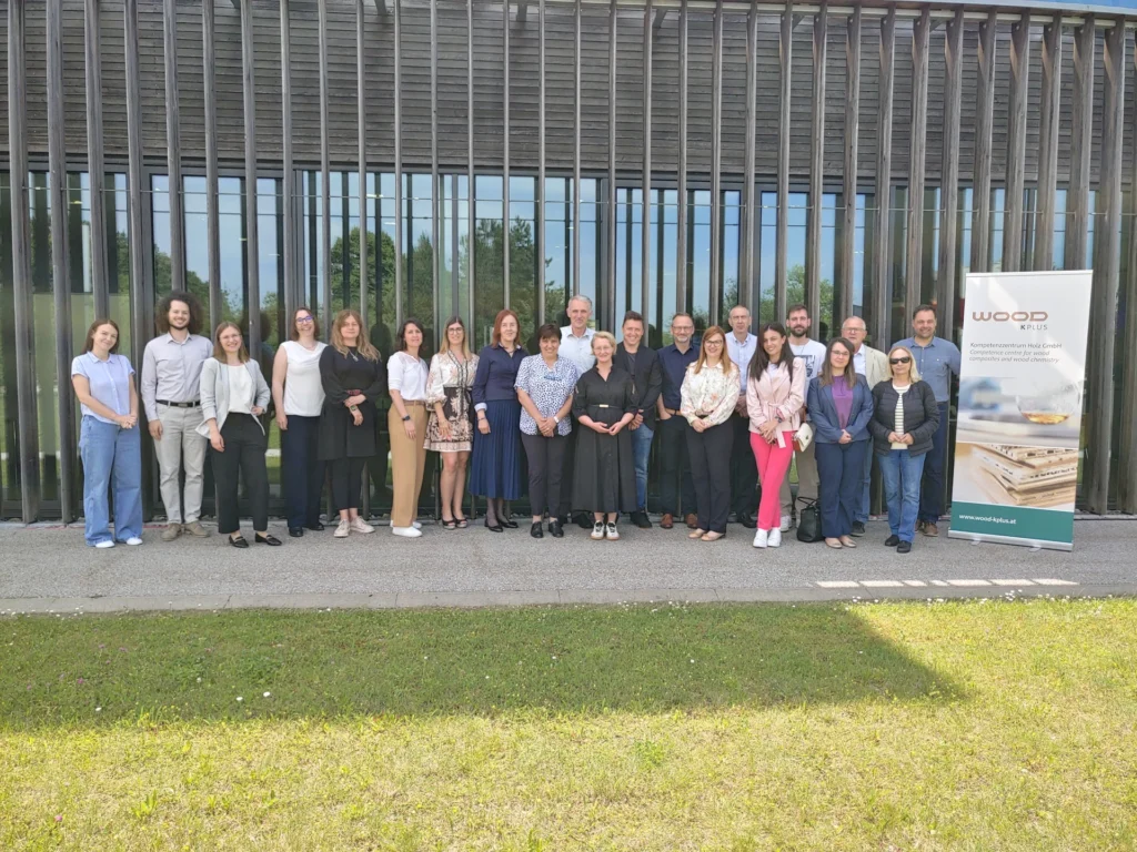 Gruppenfoto beim Gastgeber Wood K plus_© Wood K plus