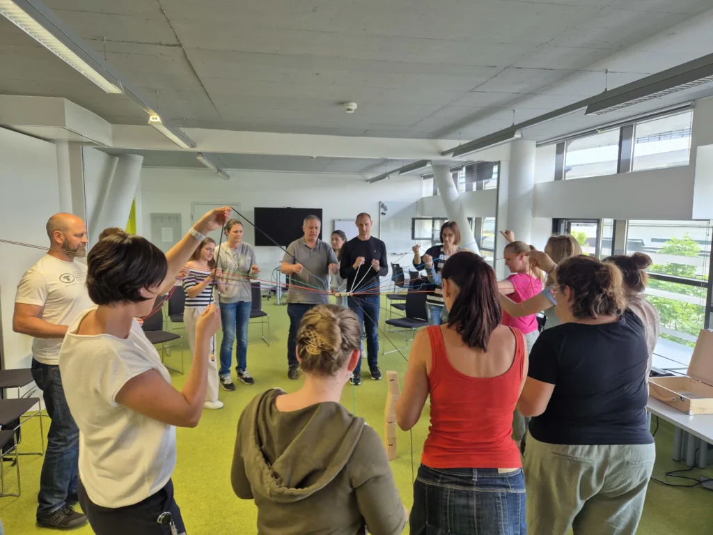 Turm bauen mit Schnüren_Intercultural Empowerment bei Wood K plus Vielfalt als Stärke leben