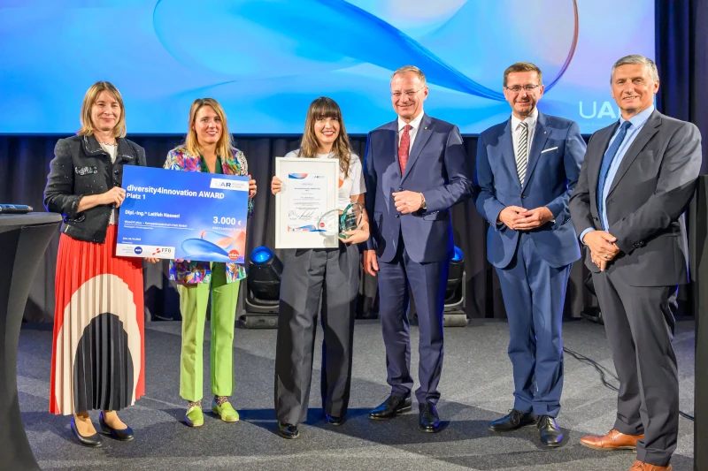 Siegerfoto mit Latifeh Nasseri, LH Thomas Stelzer und Markus Achleitner_©Cityfoto_Simlinger