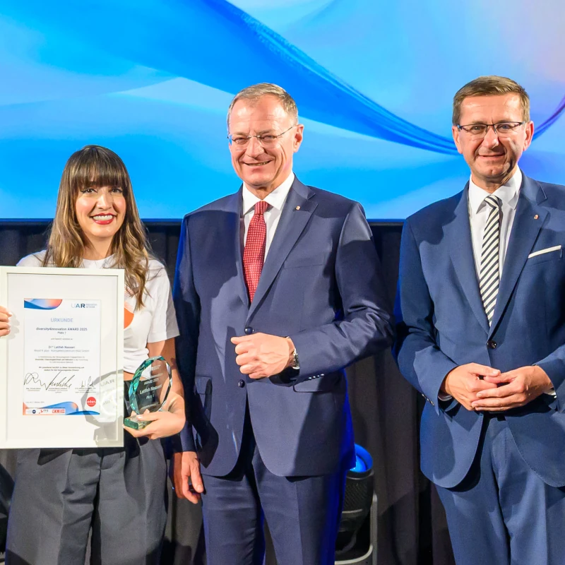 Siegerfoto mit Latifeh Nasseri, LH Thomas Stelzer und Markus Achleitner_quad_©Cityfoto_Simlinger