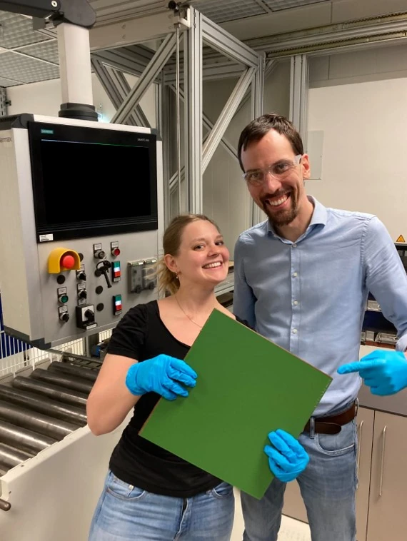 Elisabeth Billich (Wood K plus) und Andreas Amsüss (Fundermax GmbH) mit biobasierter Kompaktplatte