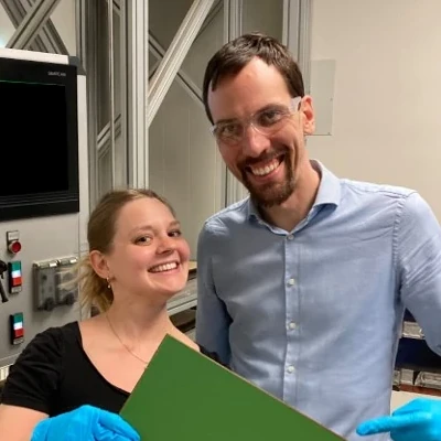 Elisabeth Billich (Wood K plus) und Andreas Amsüss (Fundermax GmbH) mit biobasierter Kompaktplatte_quad