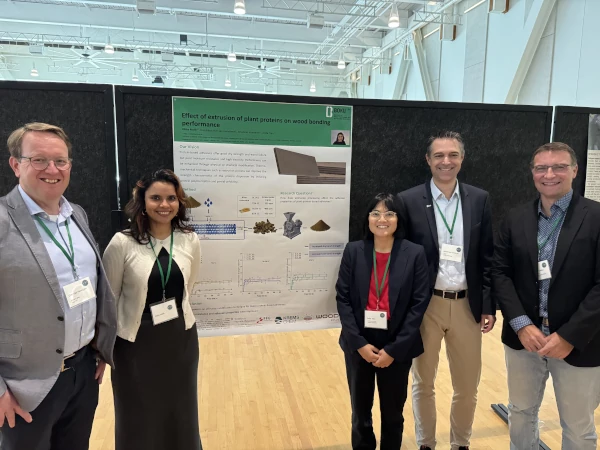 Der erfolgreiche Abschluss des Projektes wurde auf der International Conference on Wood Adhesives als Poster präsentiert. Vlnr: Erik van Herwijnen (Wood K plus), Ritika Malik (BOKU), Anita Tran (BOKU), Johannes Konnerth (BOKU), Christoph Gabler (KremsChem)