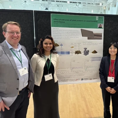 Der erfolgreiche Abschluss des Projektes wurde auf der International Conference on Wood Adhesives als Poster präsentiert. Vlnr: Erik van Herwijnen (Wood K plus), Ritika Malik (BOKU), Anita Tran (BOKU), Johannes Konnerth (BOKU), Christoph Gabler (KremsChem)