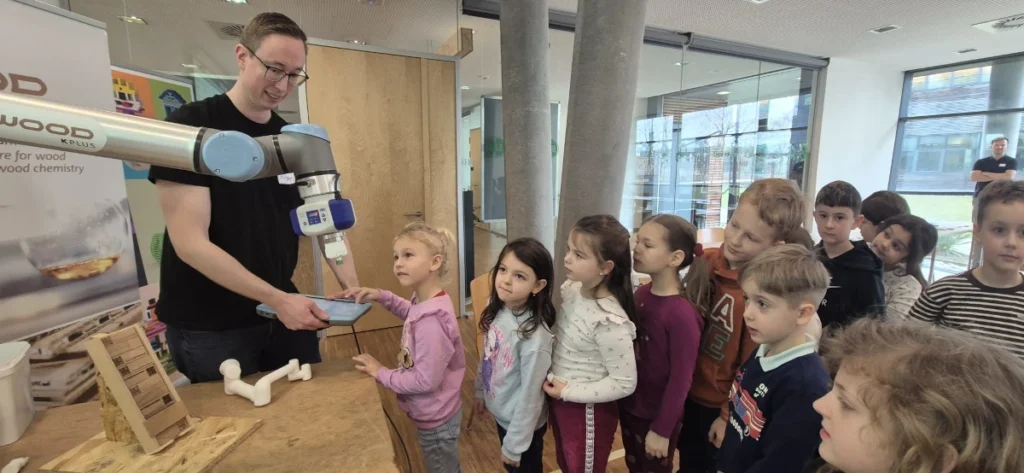 Kennenlernen des echten Cobot-Roboterarms im Robo-Industry Workshop