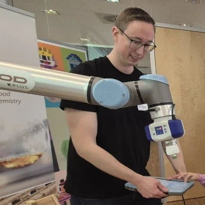 Kennenlernen des echten Cobot-Roboterarms im Robo-Industry Workshop_quad