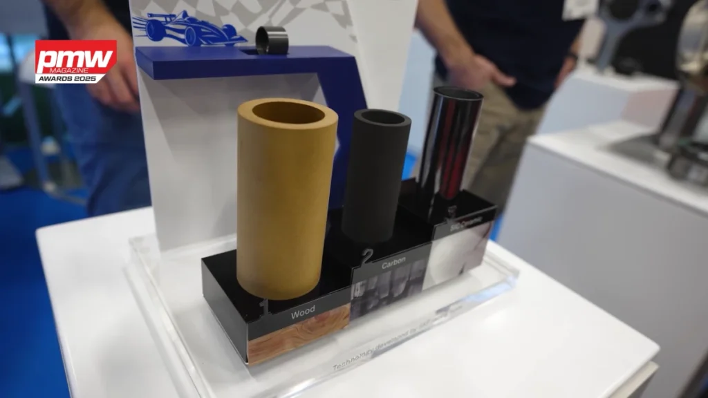 Ausstellungsstücke am SKF-Stand bei der PMW Expo. Vorne: von Holz zur SiC Keramik und Hinten: Holzbasierte Gleitlagerbuchse (© Foto: PMW Magazine)