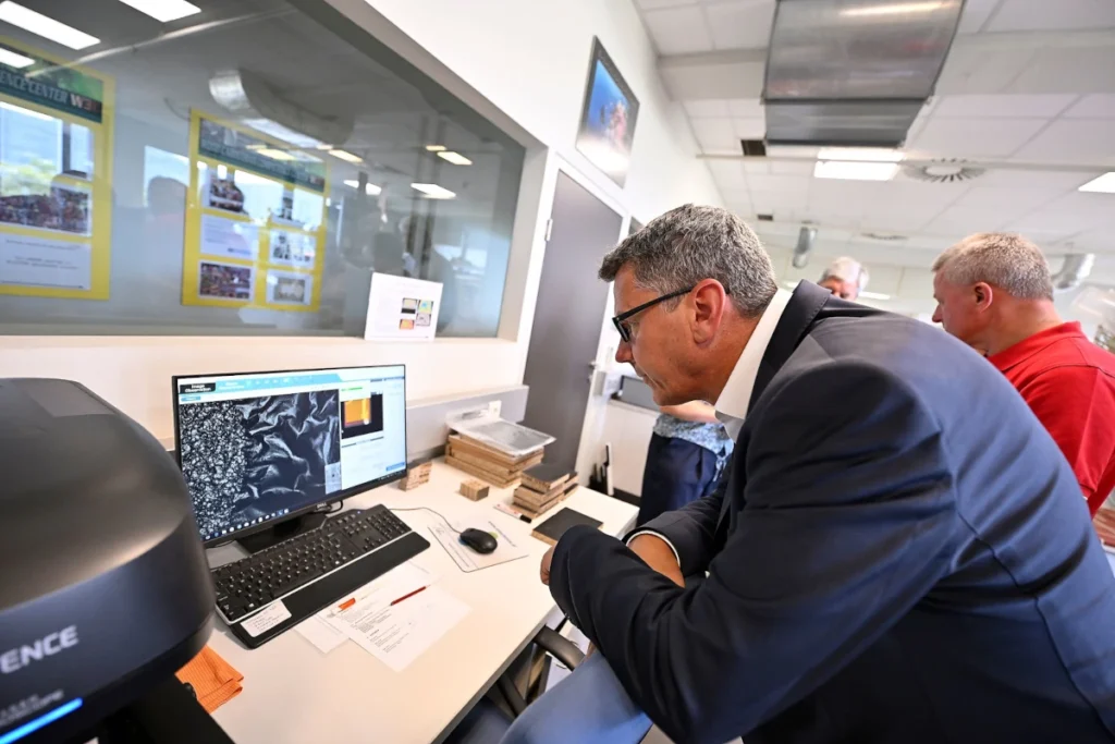LH Daniel Fellner bei der Laborführung (©Foto von: LPD Kärnten, Bauer)